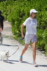 ivanka-trump-and-jared-kushner-stroll-in-south-beach-05-28-2022-1.thumb.jpg.1ec94b4a1cf55ea9b719532bd51aa3f6.jpg