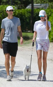 ivanka-trump-and-jared-kushner-stroll-in-south-beach-05-28-2022-2.thumb.jpg.521914c8386efa96b3afe5bed365a4d9.jpg