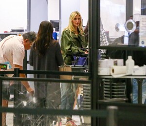 ivanka-trump-at-miami-international-airport-10-23-2022-0.thumb.jpg.15da08a28c6e34a5a680bcd584c1e0c7.jpg