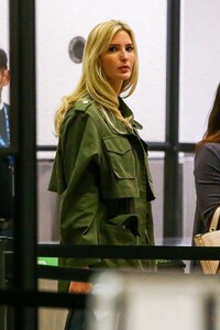 ivanka-trump-at-miami-international-airport-10-23-2022-3.thumb.jpg.3d0ccdd346e7b58451a84a89daa651a2.jpg