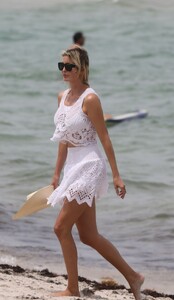 ivanka-trump-beach-in-miami-05-29-2022-3.jpg