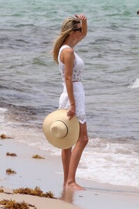 ivanka-trump-beach-in-miami-05-29-2022-9.jpg