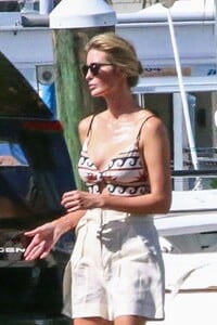 ivanka-trump-boat-ride-in-miami-beach-09-04-2022-4.thumb.jpg.9e524ceb31eef221d903e44dd96ad66a.jpg