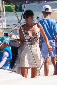 ivanka-trump-boat-ride-in-miami-beach-09-04-2022-6.thumb.jpg.03982a9bc18e577895a8a9bc74f2b4f4.jpg