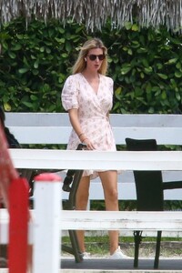 ivanka-trump-in-a-short-floral-print-dress-miami-10-23-2022-0.thumb.jpg.003eaca26329ec2c5541dc3731010ca1.jpg