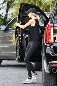 ivanka-trump-in-black-athletic-clothing-miami-10-27-2022-6.jpg