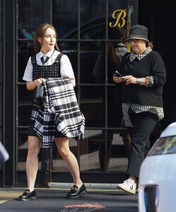 kaitlyn-dever-leaving-her-hotel-in-new-york-10-11-2022-2.jpg