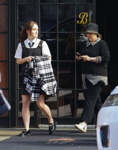 kaitlyn-dever-leaving-her-hotel-in-new-york-10-11-2022-3.jpg