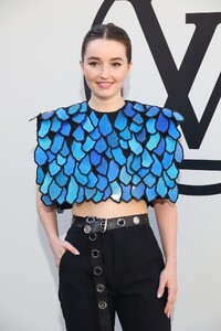 kaitlyn-dever-louis-vuitton-show-in-paris-10-04-2022-5.jpg