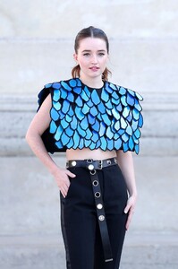 kaitlyn-dever-louis-vuitton-show-in-paris-10-04-2022-6.jpg