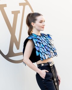 kaitlyn-dever-louis-vuitton-show-in-paris-10-04-2022-8.jpg