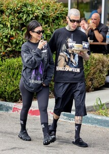 kourtney-kardashian-and-travis-barker-at-erewhon-in-calabasas-10-16-2022-1.jpg