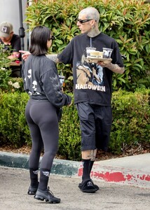 kourtney-kardashian-and-travis-barker-at-erewhon-in-calabasas-10-16-2022-2.jpg