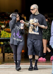 kourtney-kardashian-and-travis-barker-at-erewhon-in-calabasas-10-16-2022-4.jpg