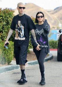 kourtney-kardashian-and-travis-barker-at-erewhon-in-calabasas-10-16-2022-8.jpg