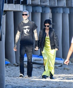 kourtney-kardashian-and-travis-barker-on-the-beach-in-montecito-07-24-2022-0.thumb.jpg.4255652f0f433136abaa7528b5ada1bc.jpg