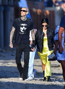 kourtney-kardashian-and-travis-barker-on-the-beach-in-montecito-07-24-2022-1.thumb.jpg.a084d04830d209599b5da7c23e328745.jpg