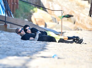 kourtney-kardashian-and-travis-barker-on-the-beach-in-montecito-07-24-2022-4.thumb.jpg.5f74a06a62866a1346cef09936106506.jpg