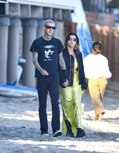 kourtney-kardashian-and-travis-barker-on-the-beach-in-montecito-07-24-2022-6.thumb.jpg.05161cde9797ce03c3f6e269b9a1f8c9.jpg