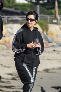 kourtney-kardashian-and-travis-barker-on-the-beach-in-santa-barbara-10-18-2022-1.jpg