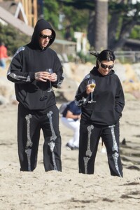 kourtney-kardashian-and-travis-barker-on-the-beach-in-santa-barbara-10-18-2022-2.jpg