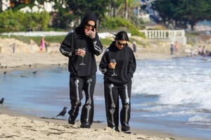 kourtney-kardashian-and-travis-barker-on-the-beach-in-santa-barbara-10-18-2022-3.jpg