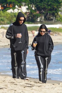 kourtney-kardashian-and-travis-barker-on-the-beach-in-santa-barbara-10-18-2022-4.jpg