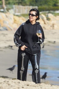 kourtney-kardashian-and-travis-barker-on-the-beach-in-santa-barbara-10-18-2022-5.jpg