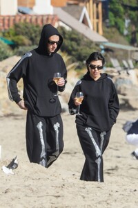 kourtney-kardashian-and-travis-barker-on-the-beach-in-santa-barbara-10-18-2022-6.jpg