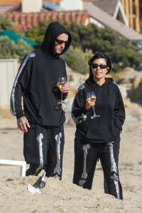 kourtney-kardashian-and-travis-barker-on-the-beach-in-santa-barbara-10-18-2022-7.jpg