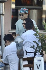 mila-kunis-and-ashton-kutcher-at-angelini-italian-restaurant-in-west-hollywood-06-28-2022-2.jpg