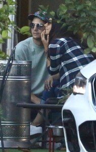 mila-kunis-and-ashton-kutcher-at-angelini-italian-restaurant-in-west-hollywood-06-28-2022-4.jpg