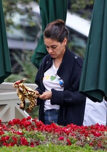 mila-kunis-out-in-santa-barbara-04-04-2022-2.thumb.jpg.16ca2b1b2e3566a880fe785c2f4809c4.jpg