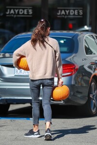 mila-kunis-pumpkin-patch-at-jayde-s-market-in-beverly-hills-10-25-2022-0.jpg