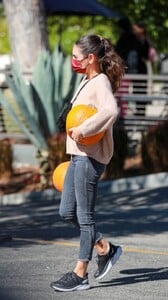 mila-kunis-pumpkin-patch-at-jayde-s-market-in-beverly-hills-10-25-2022-2.jpg