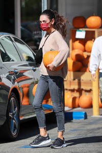 mila-kunis-pumpkin-patch-at-jayde-s-market-in-beverly-hills-10-25-2022-4.jpg