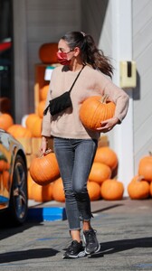 mila-kunis-pumpkin-patch-at-jayde-s-market-in-beverly-hills-10-25-2022-5.jpg