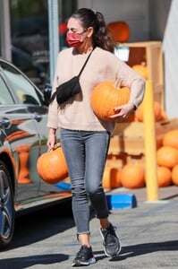 mila-kunis-pumpkin-patch-at-jayde-s-market-in-beverly-hills-10-25-2022-6.jpg