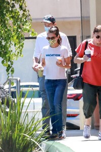 mila-kunis-running-errands-in-studio-cty-06-24-2022-0.jpg