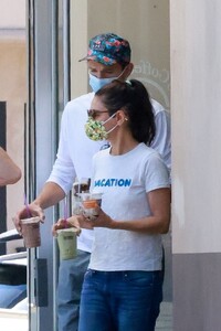 mila-kunis-running-errands-in-studio-cty-06-24-2022-1.jpg