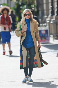 nicky-hilton-street-style-10-18-2022-3.jpg