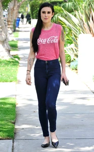 rs_634x1024-150609124519-634.Rumer-Willis-Coca-Cola-Shirt-JR-60915.webp