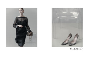 valentino-ss13-ad_(10).thumb.jpg.8a182e48a5fa001f272c7c348b326f7c.jpg