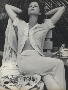 von_Wangenheim_US_Vogue_June_1973_10.thumb.jpg.b02c4059b399d644d865021313788ac3.jpg