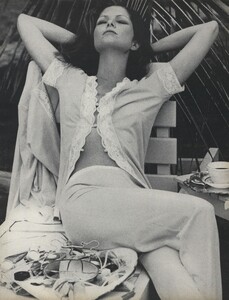 von_Wangenheim_US_Vogue_June_1973_10.thumb.jpg.e7b810798ac10e55acaf184b79e8fb63.jpg