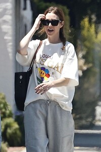 whitney-port-wearing-an-ouai-says-gay-tee-and-gray-sweat-pants-and-slippers-beverly-hills-07-08-2022-2.jpg