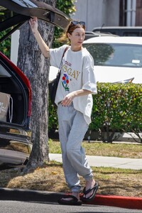 whitney-port-wearing-an-ouai-says-gay-tee-and-gray-sweat-pants-and-slippers-beverly-hills-07-08-2022-4.jpg