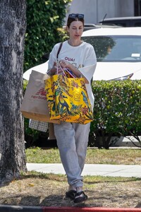 whitney-port-wearing-an-ouai-says-gay-tee-and-gray-sweat-pants-and-slippers-beverly-hills-07-08-2022-6.jpg