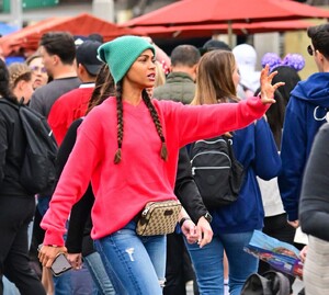 zoe-saldana-at-disneyland-04-02-2022-2.jpg