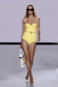 02872_celebrity_city_Versace_Fashion_Show_122_123_485lo.thumb.jpg.2adf2b0946efa51f71622b345612a7ac.jpg